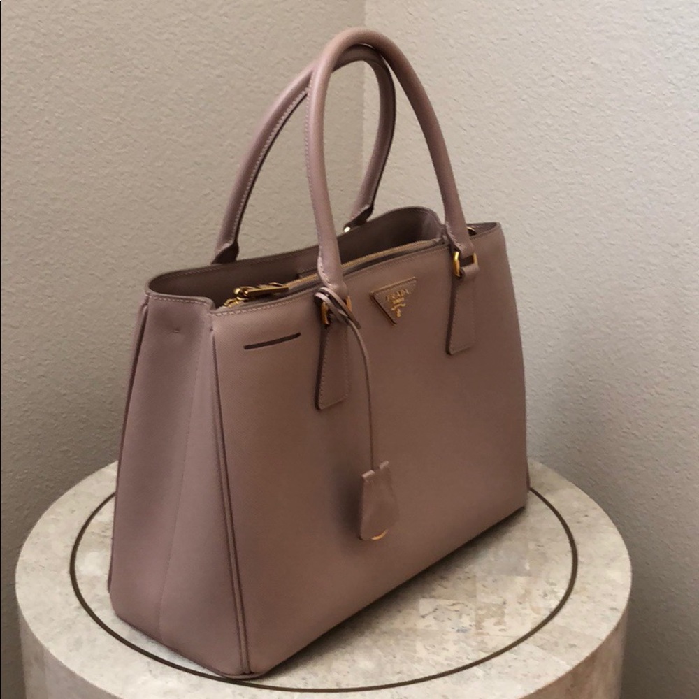 ❌SOLD❌ Prada saffiano lux tote - Picture 4 of 8